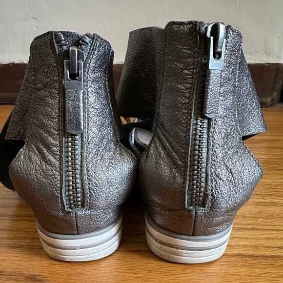 EILEEN FISHER Sport | Silver Pewter Leather Cross Strap Sandals | Size 7.5 - Picture 5 of 7